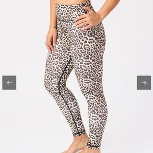 ZYIA Scrunchie What Leopard Print Leggings